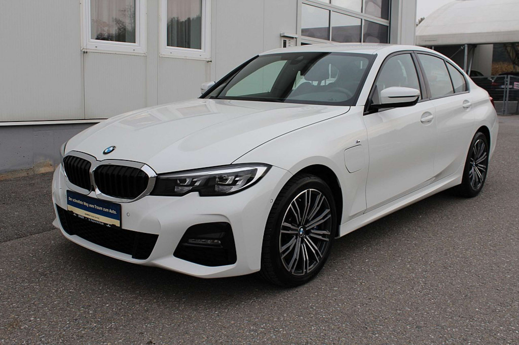 BMW 330 e PHEV xDrive Aut. M-Sport LED HiFi Sitzheiz...