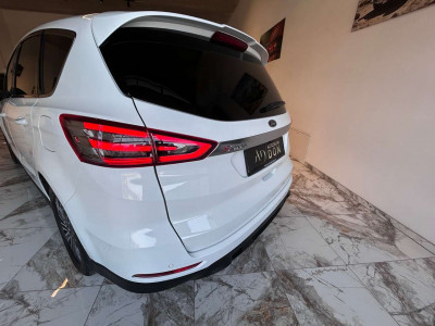 Ford S-MAX Gebrauchtwagen